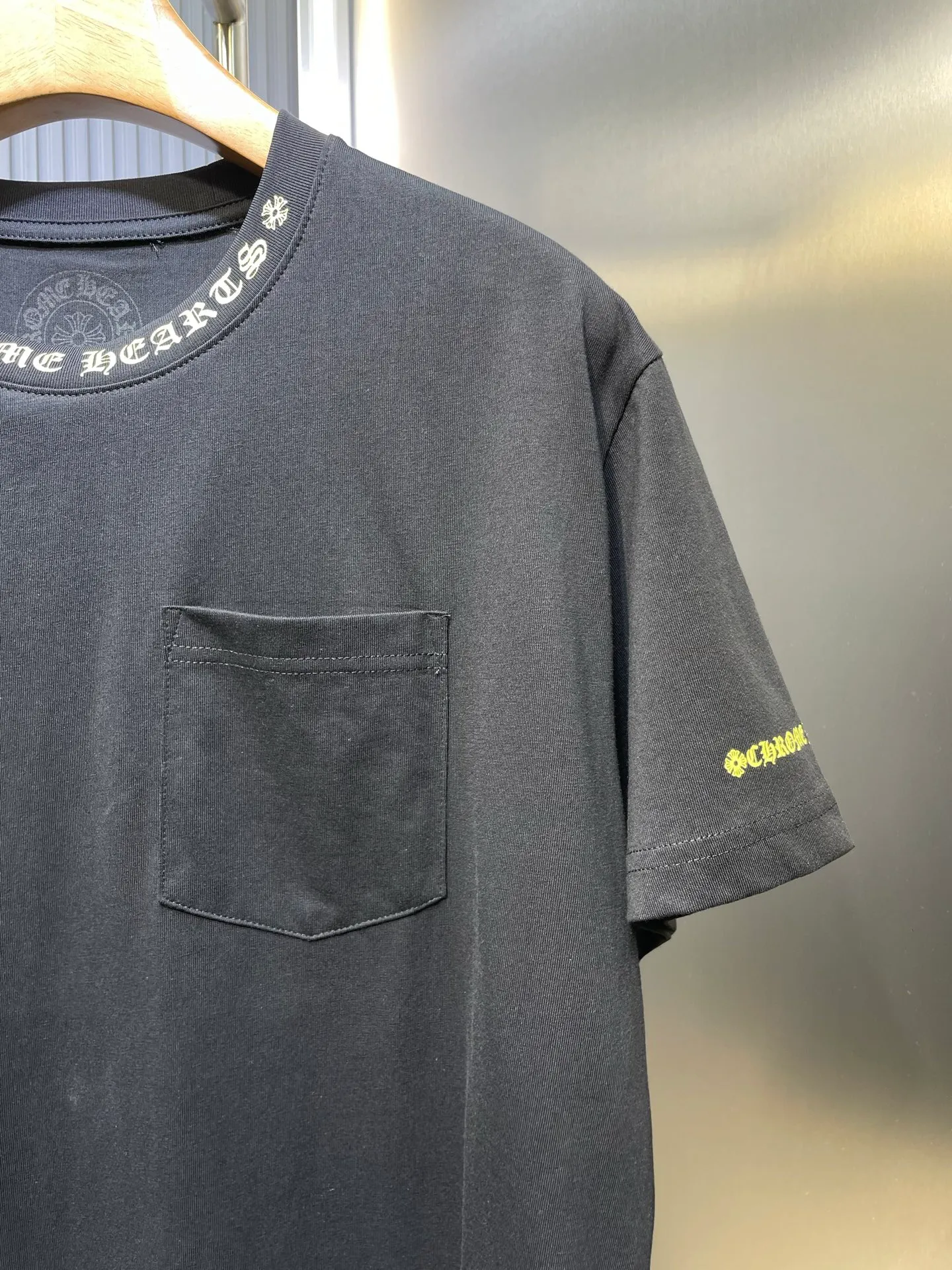 🅿️270 Crow Heart🌟【Top original order】Sanskrit printed short sleeves with collar. Process description: The fabric is made of 26-woven 200g cotton, and the printing is hand-printed with glue. The overall alignment is straight and delicate, the fabric is comfortable and soft, and the color is consistent without color difference. It can be matched with the same style to create a fashionable look and control various occasions. Customized accessories, complete three standards, same style for men and women! ⚠️Color: Black ⚠️Size: SML
